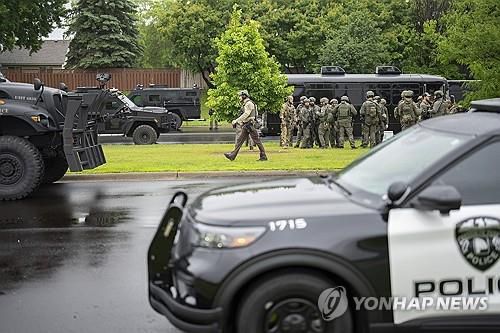 미네소타주 주의원 총격 피살 주변의 경찰[브루클린파크<미네소타주> AP=연합뉴스. 재판매 및 DB 금지]