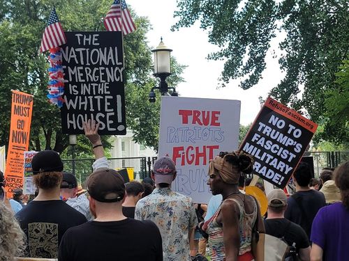 열병식전 백악관 앞에서 열린 반트럼프 시위(워싱턴=연합뉴스) 조준형 특파원 = 14일(현지시간) 워싱턴 DC에서 열린 미 육군 창설 250주년 기념 열병식을 앞두고 백악관 인근 라파예트 광장에서 '반(反)트럼프' 시위가 열렸다.   참가자들이 "트럼프의 파시스트 열병식에 '노'라고 말하자" 등의 구호가 적힌 피켓을 들고 있다. jhcho@yna.co.kr 2025.6.15