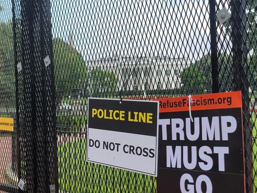 백악관과 광장 사이 철제 펜스에 붙은 반트럼프 구호(워싱턴=연합뉴스) 조준형 특파원=  14일(현지시간) 워싱턴 DC에서 열린 미 육군 창설 250주년 기념 열병식을 앞두고 백악관 인근 라파예트 광장에서 반(反) 트럼프 시위가 열렸다.  백악관과 광장 사이의 철제 펜스에 '트럼프는 떠나야 한다'는 구호가 적힌 피켓이 붙어있다.   2025.6.15 jhcho@yna.co.kr