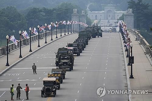 포토맥강을 건너는 열병식 참가 행렬[워싱턴=AP 연합뉴스. 재판매 및 DB 금지]
