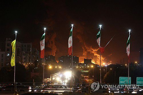 이란 공습으로 화재가 난 이란 수도 테헤란 [로이터=연합뉴스 자료사진. 재판매 및 DB금지]