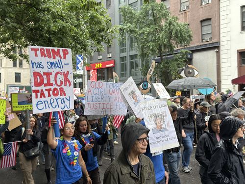 뉴욕 '노 킹스' 집회 시위대(뉴욕=연합뉴스) 이지헌 특파원 = 14일(현지시간) 미국 뉴욕 맨해튼 거리에서 열린 '노 킹스' 집회에서 참가자들이 피켓을 들고 행진하고 있다. 2025.6.14 pan@yna.co.kr