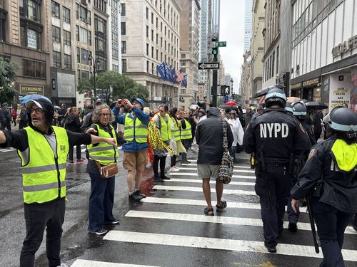 '노 킹스' 집회 현장의 자원봉사 안전요원(뉴욕=연합뉴스) 이지헌 특파원 = 14일(현지시간) 미국 뉴욕 맨해튼 거리에서 열린 '노 킹스' 집회 현장에서 자원봉사 안전요원들이 시위대 안전을 위해 길을 막고 있다. 2025.6.14 pan@yna.co.kr