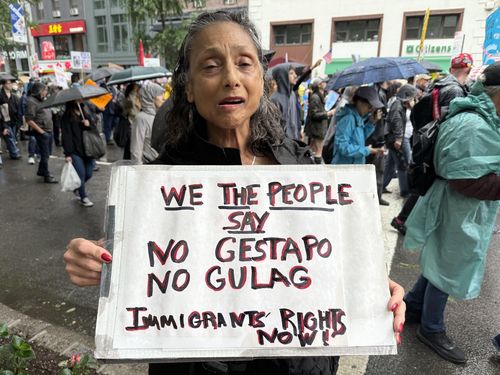 피켓 들고 있는 뉴욕 '노 킹스' 시위자(뉴욕=연합뉴스) 이지헌 특파원 = 14일(현지시간) 미국 뉴욕 맨해튼 거리에서 열린 '노 킹스' 집회 현장에서 토니 씨가 피켓을 들어보이고 있다. 2025.6.14 pan@yna.co.kr