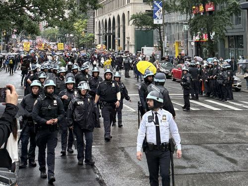 '노 킹스' 집회 현장의 뉴욕경찰(뉴욕=연합뉴스) 이지헌 특파원 = 14일(현지시간) 미국 뉴욕 맨해튼 거리에서 열린 '노 킹스' 집회 현장의 뉴욕경찰. 2025.6.14 pan@yna.co.kr