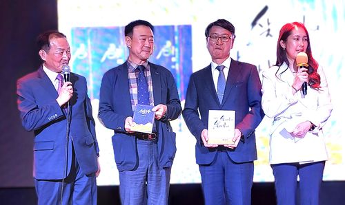 외국인의 시선으로 본 '헤르테슈 몽골'몽골 울란바토르에서 열린 출판기념회에서 김용주 몽골 후레정보통신대 교수, 이재복 몽골 후레정보통신대 부총장, 신영권 세종학당 파견 교사(왼쪽부터) 등이 인사말을 하고 있다. [배재대 제공. 재판매 및 DB 금지]