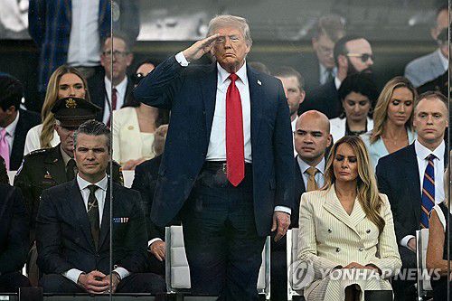 행진하는 군에 경례하는 트럼프 미국 대통령(워싱턴 AFP=연합뉴스) 도널드 트럼프 미국 대통령이 14일(현지시간) 워싱턴DC에서 열린 미 육군 창설 250주년 기념 열병식에서 행진하는 군사들의 경례를 받고 있다. 2025.6.14