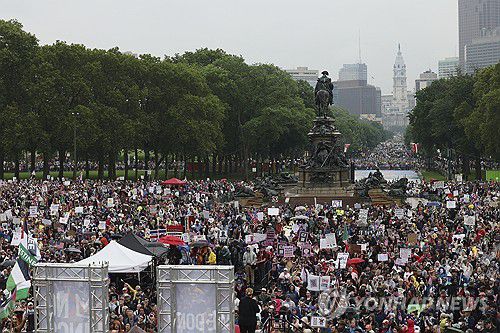 필라델리아 '노 킹스' 시위[필라델피아 AP=연합뉴스]