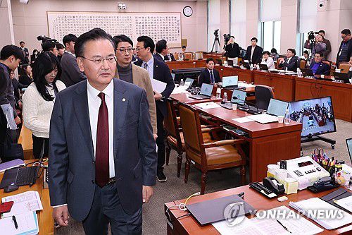 국회 법사위 파행(서울=연합뉴스) 김주성 기자 = 26일 국회 법제사법위원회 전체회의에서 국민의힘 의원들이 더불어민주당 소속 정청래 위원장의 의사진행에 항의하며 회의장을 나가고 있다.      이날 법사위에서는 명태균 특검법과 주주에 대한 이사의 충실 의무 등을 골자로 한 상법 개정안에 대한 심사를 한다. 2025.2.26 utzza@yna.co.kr