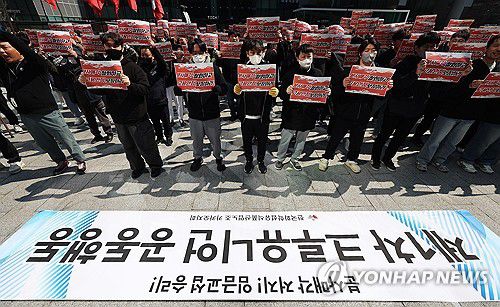 구호 외치는 카카오 노조(성남=연합뉴스) 홍기원 기자 = 전국화학섬유식품산업노동조합 카카오지회(크루유니언)가 19일 경기도 성남시 카카오 판교아지트 앞에서 포털 서비스 '다음'을 운영하는 콘텐츠 CIC(사내독립기업)의 분사에 반대하는 집회를 하고 있다. 2025.3.19 xanadu@yna.co.kr