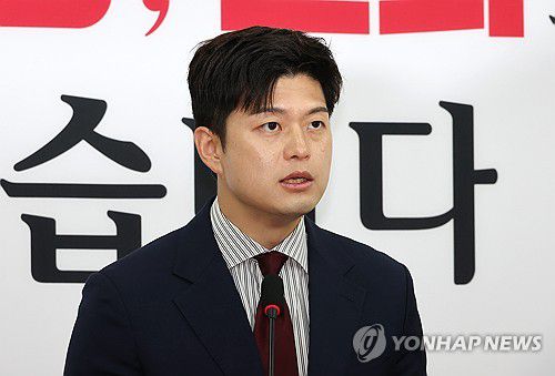 입장 발표하는 김용태 비대위원장국민의힘 김용태 비상대책위원장이 6월 13일 국회에서 이재명 대통령의 불법 대북송금 의혹 재판과 관련해 입장 발표를 하고 있다. [연합뉴스 자료사진]