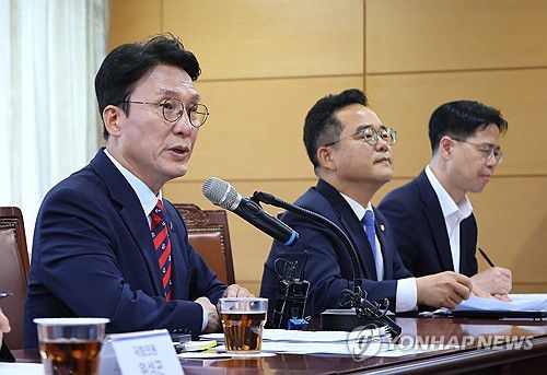 김민석 총리 후보자, 식품·외식협회 만나 '물가대책' 모색(서울=연합뉴스) 이정훈 기자 = 김민석 국무총리 후보자가 14일 서울 종로구 통의동 금융감독연수원에 마련된 청문회 준비단 사무실에서 식품·외식업 협회와 전문가 등이 참석한 가운데 열린 밥상물가 안정을 위한 경청 간담회에서 발언하고 있다. 2025.6.13 uwg806@yna.co.kr