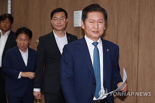 정청래, 당대표 선거 출마 선언(서울=연합뉴스) 김주성 기자 = 더불어민주당 정청래 의원이 15일 서울 여의도 국회 소통관에서 당대표 선거 출마 의사를 밝히기 위해 기자회견장으로 들어서고 있다.2025.6.15 utzza@yna.co.kr