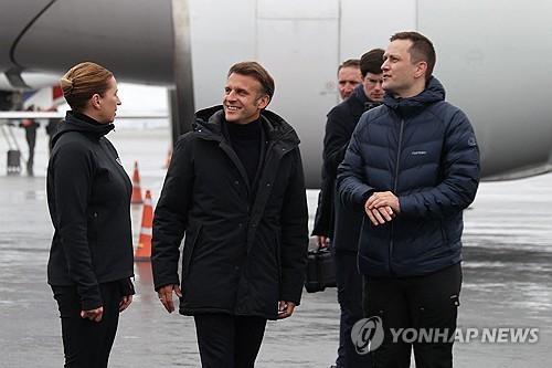 그린란드 방문한 마크롱(누크[그린란드] AFP=연합뉴스) 에마뉘엘 마크롱 프랑스 대통령(중앙)이 15일(현지시간) 그린란드 수도 누크에 도착해 메테 프레데릭센 덴마크 총리(좌), 옌스 프레데리크 니엘센 그린란드 총리와 인사하고 있다. 2025.6.15 photo@yna.co.kr [재판매 및 DB 금지]
