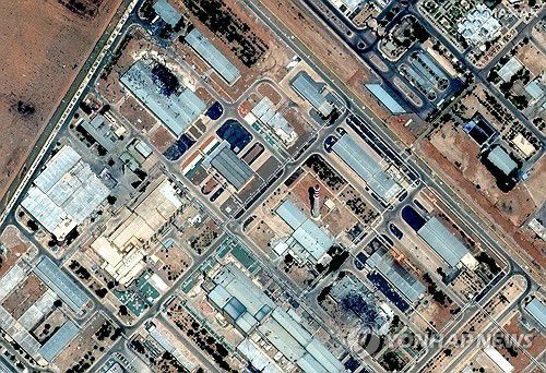 막사가 위성으로 촬영한 이스파한 핵 시설 파괴 모습. 왼쪽 상부·오른쪽 하단 폭격[AP 연합뉴스 자료사진. 재판매 및 DB 금지]