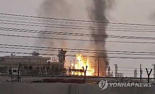 이스라엘 드론 공격을 받은 이란 사우스파르스 유전의 정제공장[이란 국영 IRIB 방송 제공. AP 연합뉴스. 재판매 및 DB 금지]]