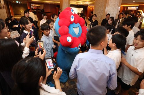 한일 리셉션에서 참석자들에 둘러싸인 오사카 엑스포 캐릭터 먀쿠먀쿠(서울=연합뉴스) 김성민 기자 = 일본 오사카 엑스포 공식 마스코트 먀쿠먀쿠가 16일 주한일본대사관이 서울 롯데호텔에서 개최한 한일 국교정상화 60주년 행사 리셉션에서 참석자들에게 둘러싸여있다.