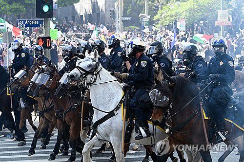 14일 LA 시위 현장에서 시위대 해산시키는 캘리포니아 고속도로순찰대[AFP=연합뉴스. 재판매 및 DB 금지]