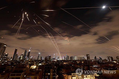 이스라엘 텔아비브 상공서 포착된 이란 미사일 [AFP 연합뉴스 자료사진. 재판매 및 DB 금지]