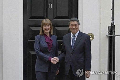 영국 재무장관과 허리펑 중국 국무원 부총리(오른쪽)지난 8일 영국 런던의 다우닝가 11번지(재무장관 관저) 앞에서 레이철 리브스(왼쪽) 영국 재무장관과 허리펑 중국 국무원 부총리가 악수하는 모습. [AP=연합뉴스 자료사진]