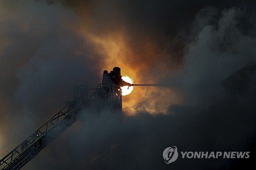 러시아 드론이 공격한 우크라이나 자포리자에서 화재 진압하는 소방관(기사와 관계없음)[AP 연합뉴스 자료사진. 재판매 및 DB 금지]