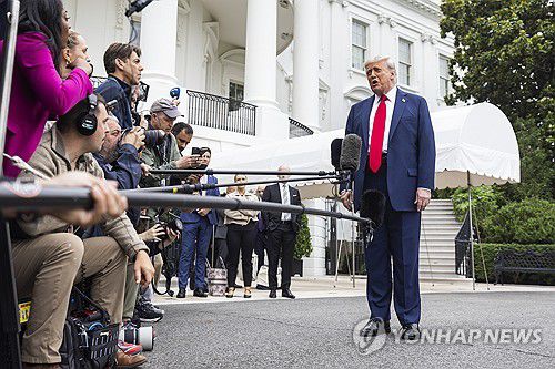 취재진과 문답하는 트럼프[워싱턴 EPA=연합뉴스. 재판매 및 DB 금지]