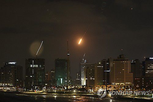 이스라엘 텔아비브에 발사된 이란 미사일[EPA=연합뉴스]