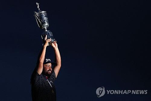 우승 트로피 든 스펀[게티이미지/AFP=연합뉴스]