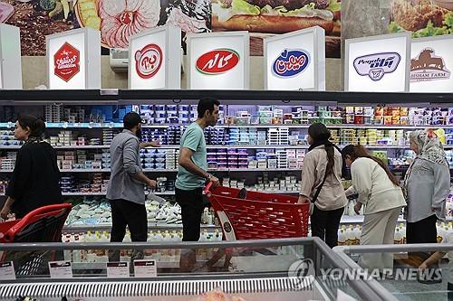 테헤란 시내의 마트에서 장 보는 시민들(테헤란 WANA통신·로이터=연합뉴스) 15일(현지시간) 테헤란의 한 가게에서 장 보는 시민들. 2025.06.16