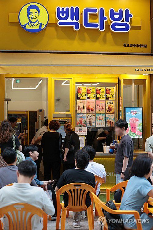 빽다방, 아메리카노 500원 판매에 북적북적(서울=연합뉴스) 김인철 기자 = 더본코리아의 커피전문점 빽다방이 아이스 아메리카노와 핫 아메리카노를 500원에 판매하는 할인 행사를 시작한 10일 서울 시내의 한 빽다방 매장 앞에 할인 안내문이 붙어있다. 2025.6.10 yatoya@yna.co.kr