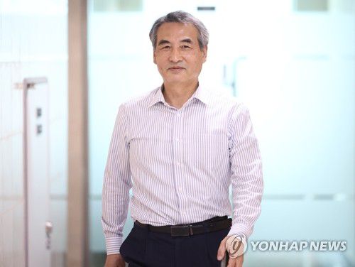 이동하는 '김건희 특검' 민중기(서울=연합뉴스) 윤동진 기자 = 김건희 특검으로 지명된 민중기 전 서울중앙지방법원장이 지난 13일 서울 서초동 사무실에서 나와 이동하고 있다. 2025.6.13 mon@yna.co.kr