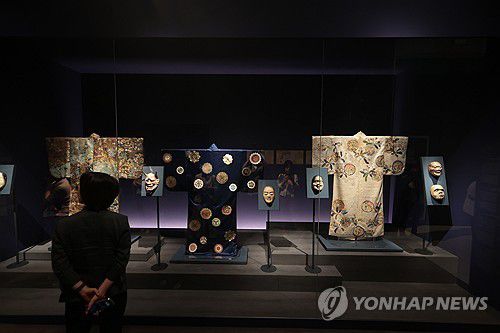 국립중앙박물관, 한일 국교 정상화 60주년 특별전 개최(서울=연합뉴스) 류효림 기자 = 16일 서울 용산구 국립중앙박물관에서 열린 한일 국교 정상화 60주년 특별전 '일본미술, 네 가지 시선' 전 언론공개회에서 참석자들이 전시물을 살펴보고 있다. 2025.6.16 ryousanta@yna.co.kr