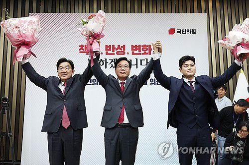국민의힘 원내대표로 선출된 송언석 의원(서울=연합뉴스) 류영석 기자 = 국민의힘 신임 원내대표로 당선된 송언석 의원이 16일 원내대표 선출 의원총회가 열린 국회 회의장에서 권성동 전 원내대표, 김용태 비상대책위원장과 기념촬영을 하고 있다. 2025.6.16 [공동취재] ondol@yna.co.kr