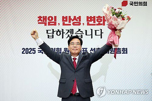 꽃다발 든 송언석 신임 원내대표(서울=연합뉴스) 류영석 기자 = 국민의힘 신임 원내대표로 당선된 송언석 의원이 16일 원내대표 선출 의원총회가 열린 국회 회의장에서 기념촬영을 하고 있다. 2025.6.16 [공동취재] ondol@yna.co.kr