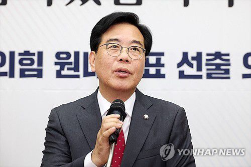 발언하는 송언석 신임 원내대표(서울=연합뉴스) 류영석 기자 = 국민의힘 신임 원내대표로 당선된 송언석 의원이 16일 원내대표 선출 의원총회가 열린 국회 회의장에서 당선 소감을 밝히고 있다. 2025.6.16 [공동취재] ondol@yna.co.kr