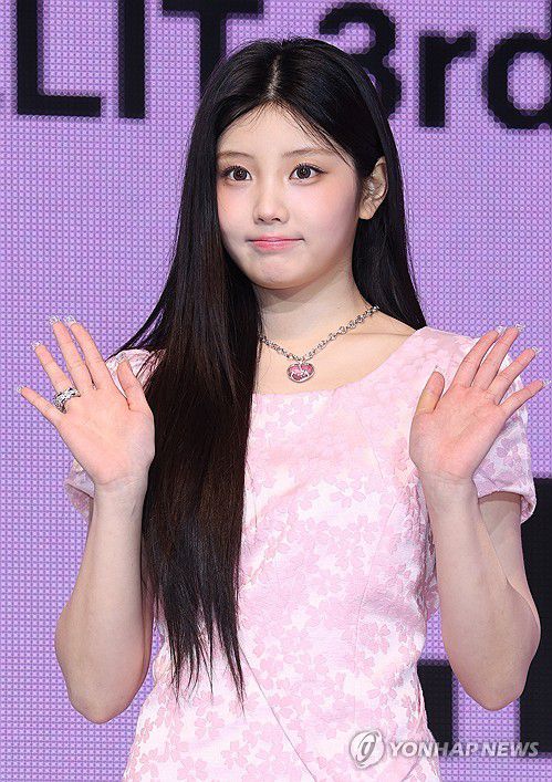 포즈 취하는 아일릿 원희(서울=연합뉴스) 이재희 기자 = 그룹 아일릿(ILLIT)의 원희가 16일 서울 광진구 예스24라이브홀에서 열린 세 번째 미니앨범 '밤'(bomb) 언론 공개회에서 포즈를 취하고 있다. 2025.6.16 scape@yna.co.kr