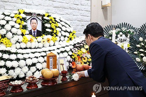 김민석 국무총리 후보자, 고 김충현 씨 빈소 조문(서울=연합뉴스) 김민석 국무총리 후보자가 16일 충남 태안군 태안의료원에 마련된 고 김충현 씨의 빈소를 찾아 조문하고 있다. 김씨는 지난 2일 태안화력발전소 내 한전KPS 태안화력사업소 기계공작실에서 발전설비 부품을 절삭가공 하다 기계에 끼이는 사고로 숨졌다. 2025.6.16 [국무총리 후보자 인사청문준비단 제공. 재판매 및 DB금지] photo@yna.co.kr