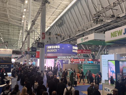 참가자로 북적이는 2025 바이오 USA 행사장(보스턴=연합뉴스) 유한주 기자 = 16일(현지시간) 바이오 USA 행사장이 참가자로 붐비고 있다. 2025.6.16 hanju@yna.co.kr