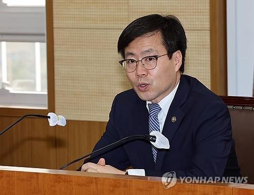 여한구 통상교섭본부장 "대미 협상을 위해"    (세종=연합뉴스) 배재만 기자 = 산업통상자원부 여한구 통상교섭본부장이 16일 정부세종청사 산업부 대회의실에서 대미 협상 TF 킥오프 회의를 주재하고 있다. 2025.6.16     scoop@yna.co.kr (끝)
