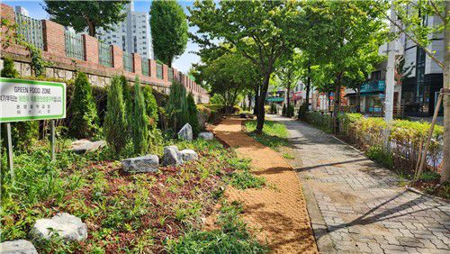 아산 용화초등학교 통학로에 조성된 자녀안심그린숲[산림청 제공. 재판매 및 DB 금지]