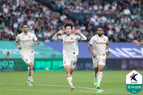선두 전북을 상대로 K리그1 데뷔골 맛을 본 수원FC 김도윤(가운데).[한국프로축구연맹 제공. 재판매 및 DB 금지]