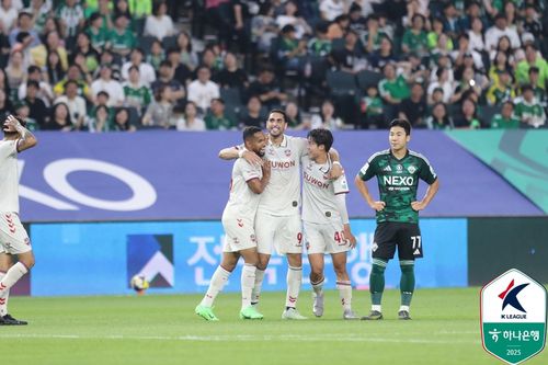 수원FC 싸박(가운데)이 추가골을 넣은 뒤 동료들과 기쁨을 나누고 있다. [한국프로축구연맹 제공. 재판매 및 DB 금지]