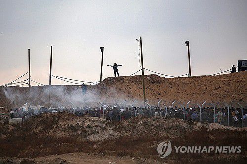 식량 배급 받기 위해 몰려든 주민들에게 길 안내하는 GHF 직원[AFP=연합뉴스]