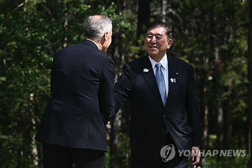 G7 정상회의 참석한 이시바 시게루 일본 총리(오른쪽)[AFP=연합뉴스. 재판매 및 DB 금지]