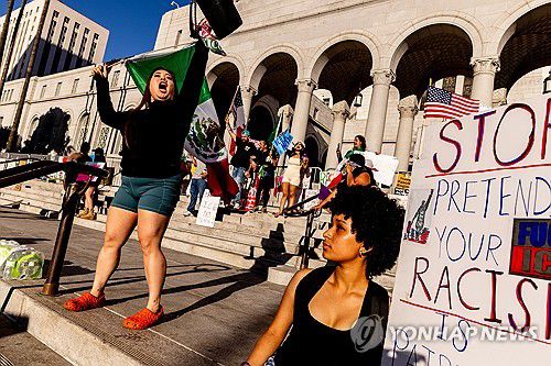 지난 15일 LA 시청 앞에 모인 시위대[Stephen Lam/San Francisco Chronicle/AP=연합뉴스. 재판매 및 DB 금지]