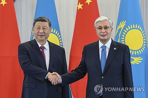 중국-카자흐스탄 정상회담(아스타나 EPA=연합뉴스) 16일 카자흐스탄을 국빈방문한 시진핑(왼쪽) 중국 국가주석이 카심 조마르트 토카예프 카자흐스탄 대통령과 악수하고 있다. 2025.6.16