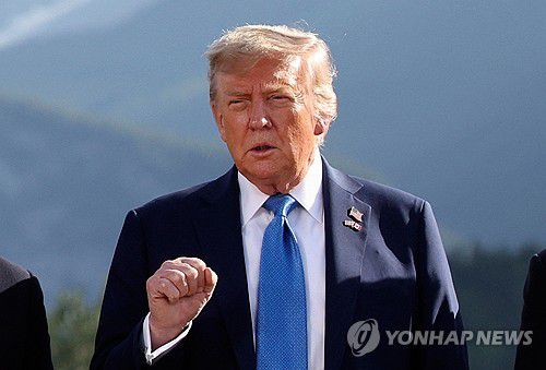도널드 트럼프 미국 대통령(캐내내스키스<캐나다 앨버타주> 공동취재단 AP=연합뉴스) 도널드 트럼프 미국 대통령이 2025년 6월 16일(현지시간) 캐나다 앨버타주 캐내내스키스에서 열린 G7 정상회의에 참석하면서 가족 사진 촬영 시간에 제스처를 취하고 있다. 2025.6.17.