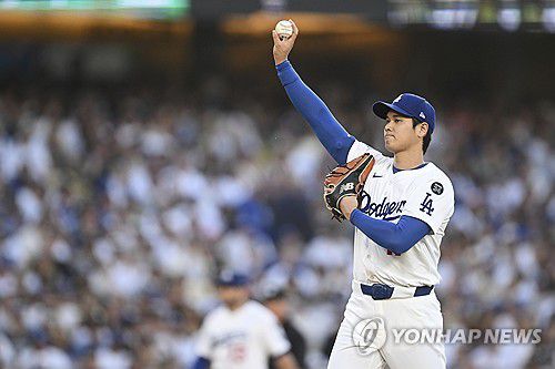 선발 등판한 오타니(로스앤젤레스 AP=연합뉴스) 다저스 오타니가 17일(한국시간) 미국 캘리포니아주 로스앤젤레스 다저스타디움에서 열린 MLB 샌디에이고와 홈 경기에 선발 등판해 팔을 흔들고 있다.