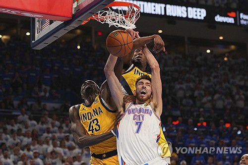 골 밑 사투[AP=연합뉴스]