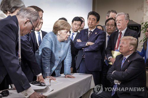 2018년 G7 정상회의장의 메르켈 당시 독일총리(가운데)와 트럼프 대통령(오른쪽)[EPA=연합뉴스 자료사진. 재판매 및 DB 금지]